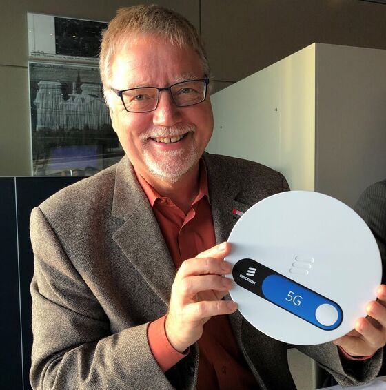 Gustav Herzog, MdB mit einem 5G Router