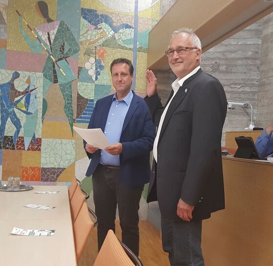 Michael Ruther (rechts) erhält von Bürgermeister Dr. Muchow die Ernennungsurkunde